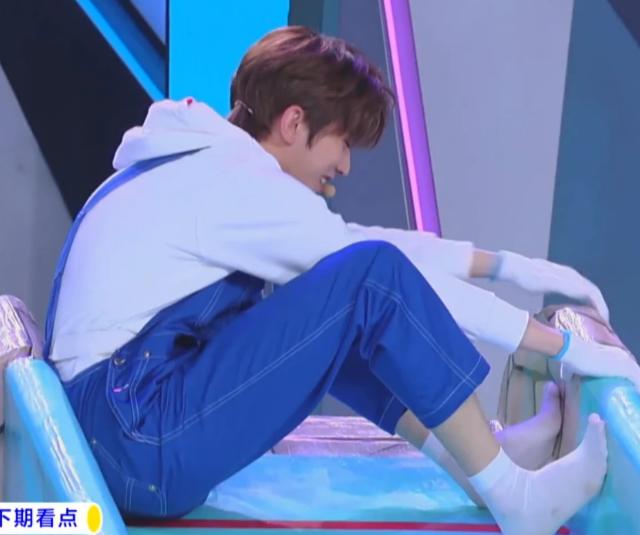 蔡徐坤不小心从滑梯上摔倒看了他的袜子亮了这是有几天没洗了