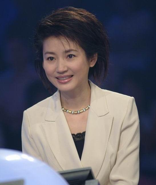 52岁王小丫近照,曾经的"央视一姐"越来越有气质,至今膝下无子