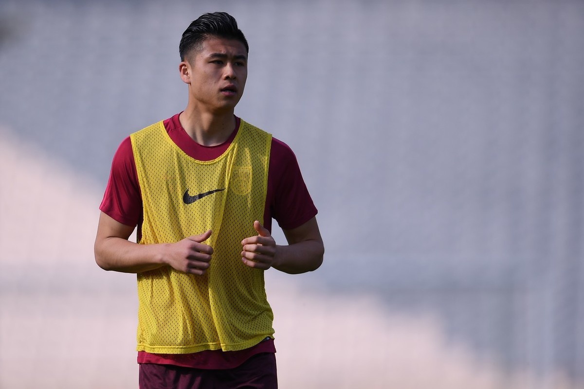 大家好今天给大家带来一则体育快讯,我国24岁足球运动员黄俊逸目前