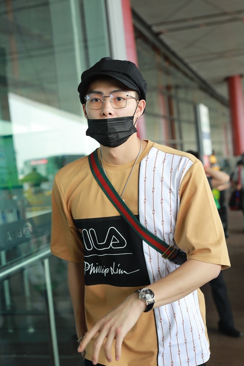 张铭恩黑色长裤 运动鞋 报童帽 斜挎包 细边框眼镜帅气潮范