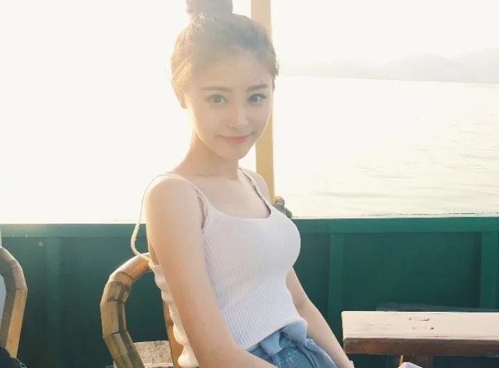 而如今的林小君却逆袭成功,成为了一个大美女,比严莉莉还漂亮.