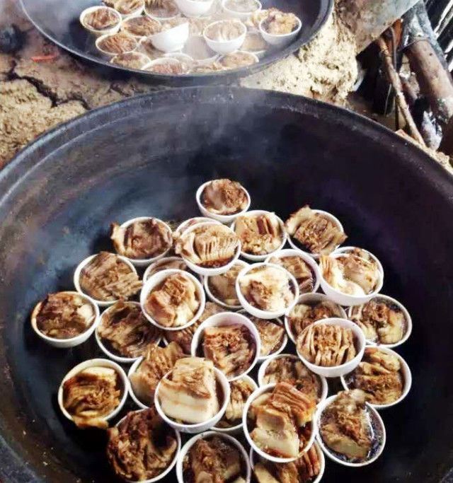 农村婚宴上,厨师炒菜用铁锨,炒出来的菜可香了