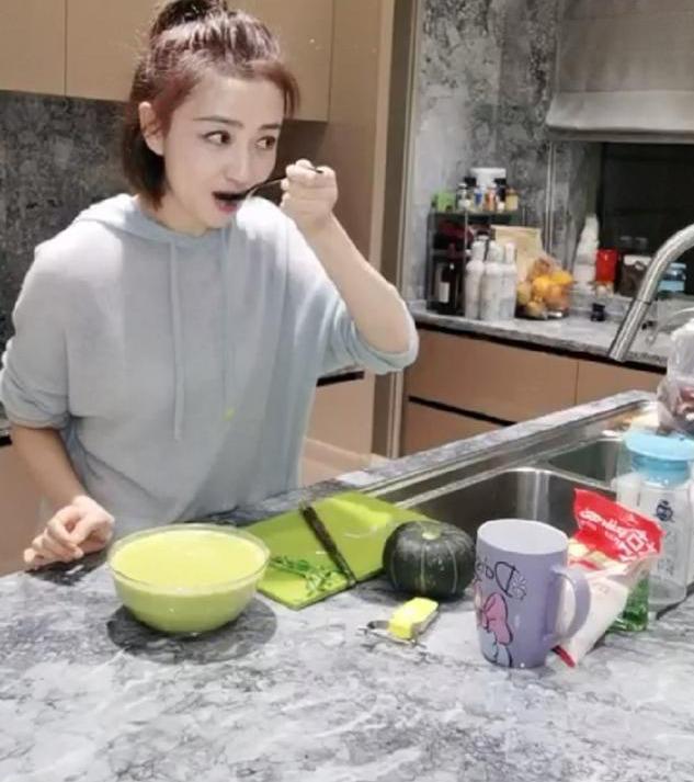 家里直播,看到无滤镜下的真实模样,五官一目了然|佟丽娅|滤镜|丫丫