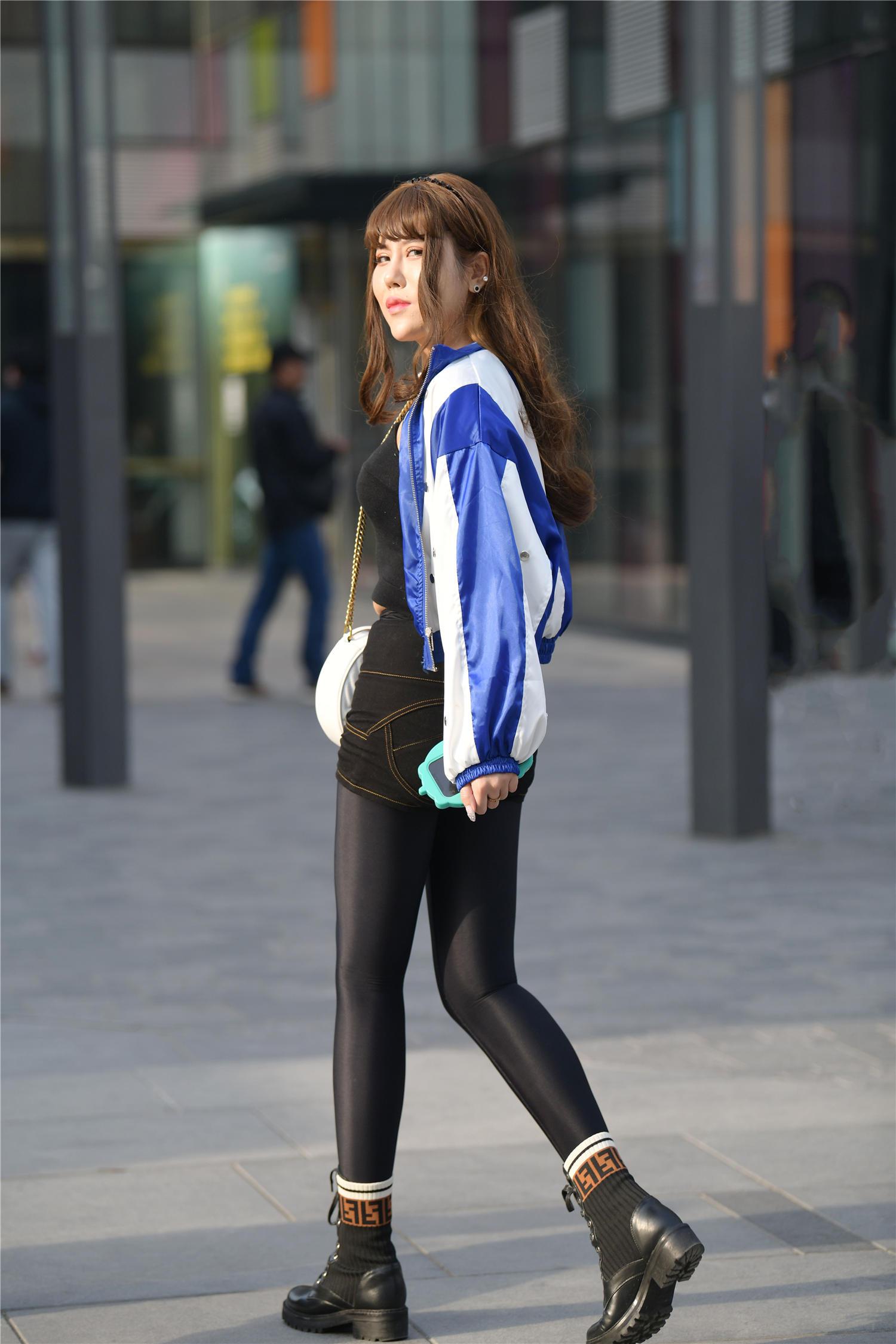 紧身裤搭配黑色紧身裤,微胖身材衬托曲线美,马丁靴显得有小女生