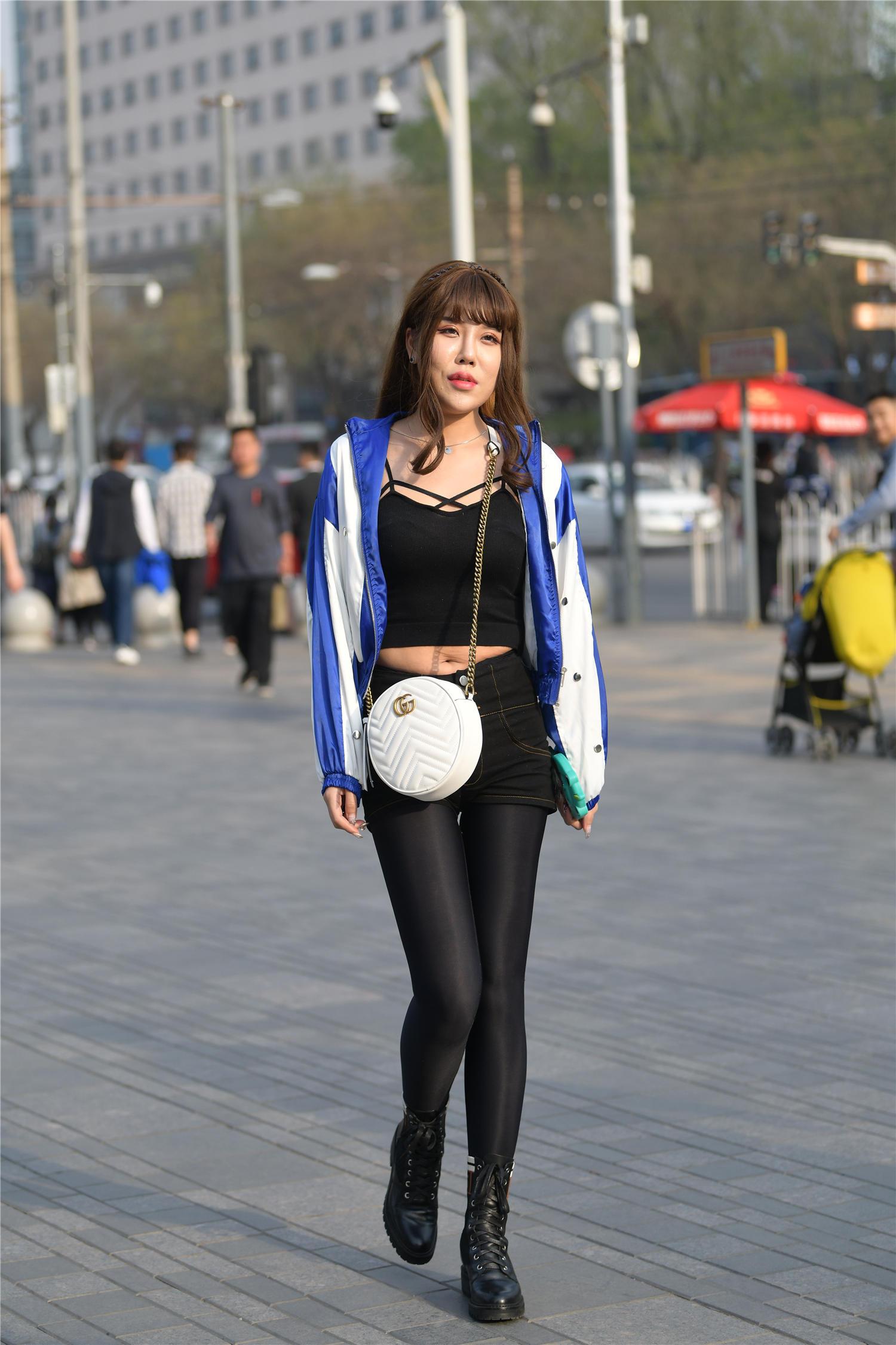 紧身裤搭配黑色紧身裤,微胖身材衬托曲线美,马丁靴显得有小女生