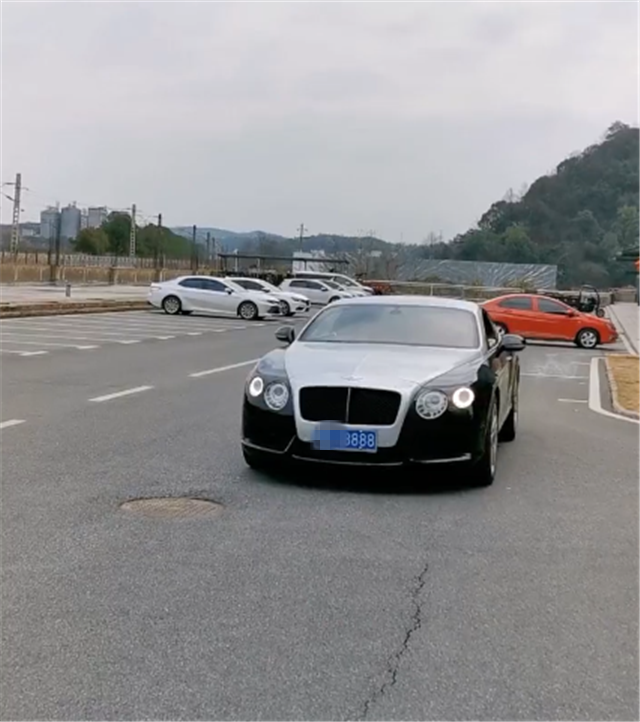 双色宾利挂8888牌,车价423万,牌值6位数,车主湖南某公司老总