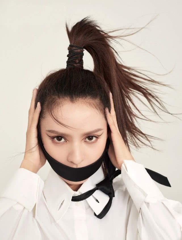 她是王思聪前女友,今穿白衬衫配长裤,绑冲天马尾利落霸气