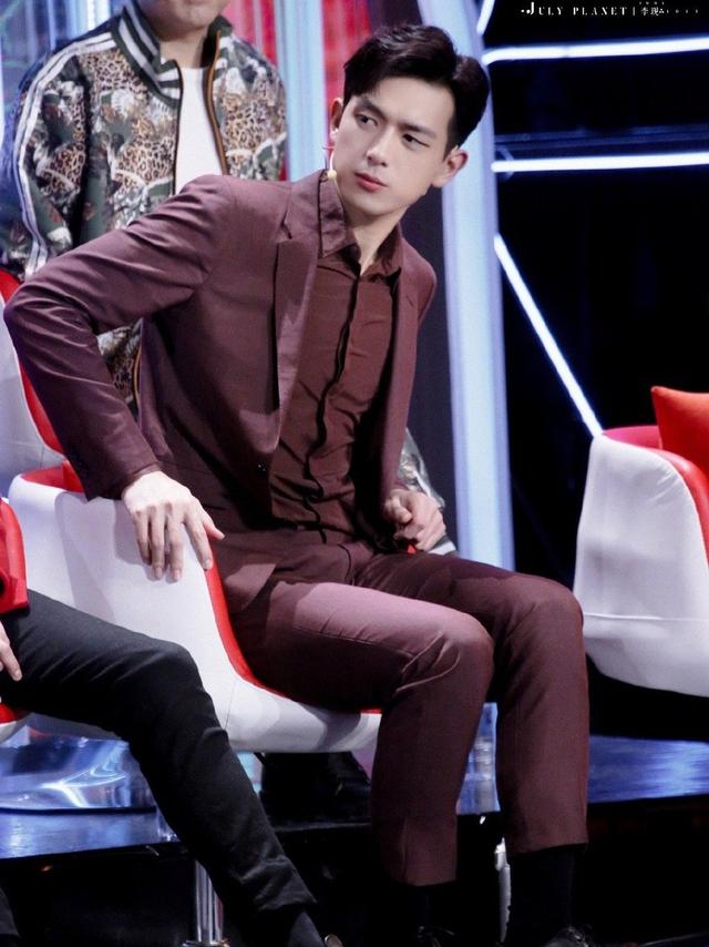 李现变身时髦精,演绎衬衫的3种搭法,禁欲系还是少年感?