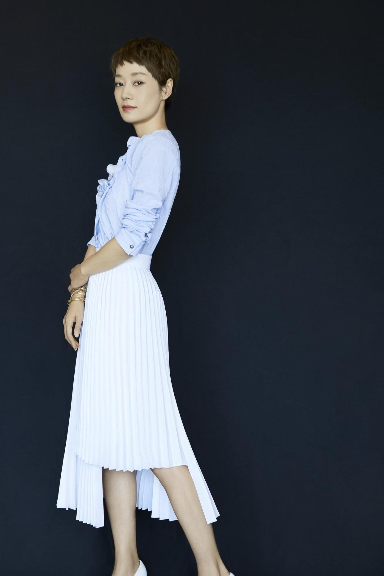 马伊琍难得酷帅一回涂鸦皮衣搭配黑色长裤帅气酷炫真时髦