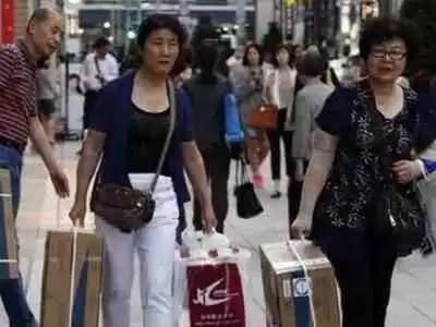 轮到日本游客到中国疯狂购物，看完他们买的东西，中国人不淡定了