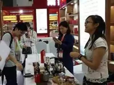轮到日本游客到中国疯狂购物，看完他们买的东西，中国人不淡定了