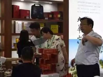轮到日本游客到中国疯狂购物，看完他们买的东西，中国人不淡定了