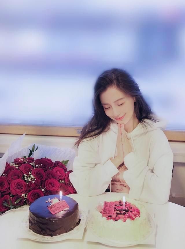 baby31岁生日双手合十许愿画风甜美倪妮送祝福