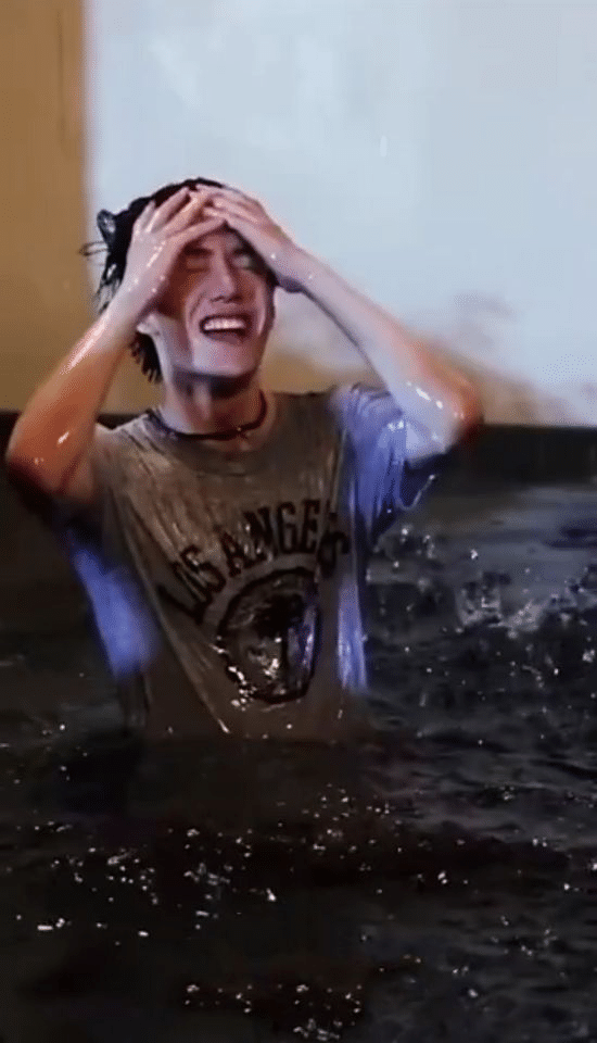 王一博水下憋气,出水后绝美造型,真是一个阳光大男孩