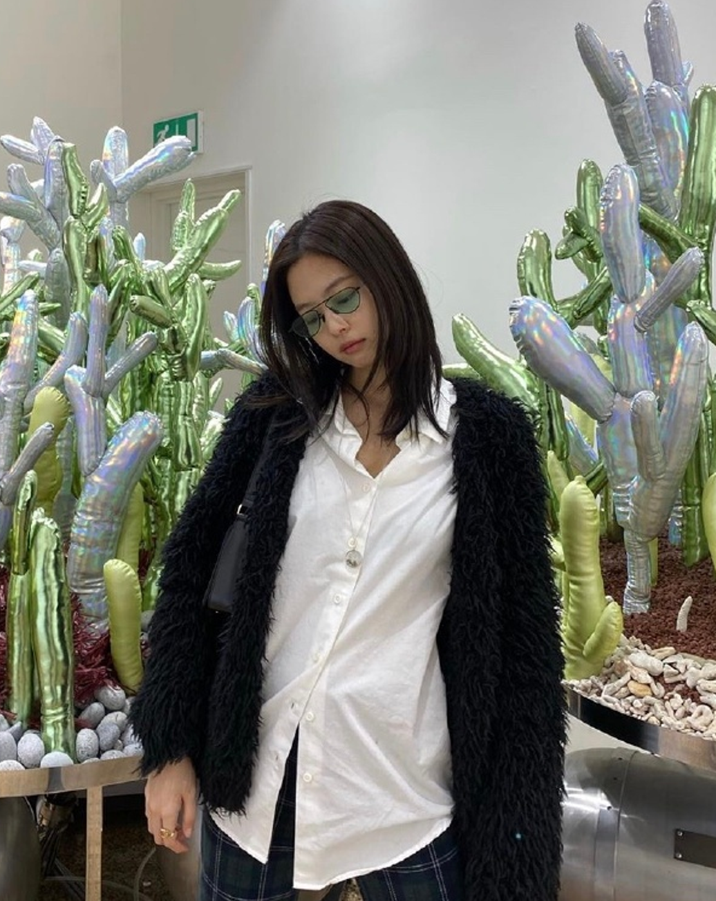 人间香奈儿jennie好会撩穿白衬衫配直筒裤气质很高级