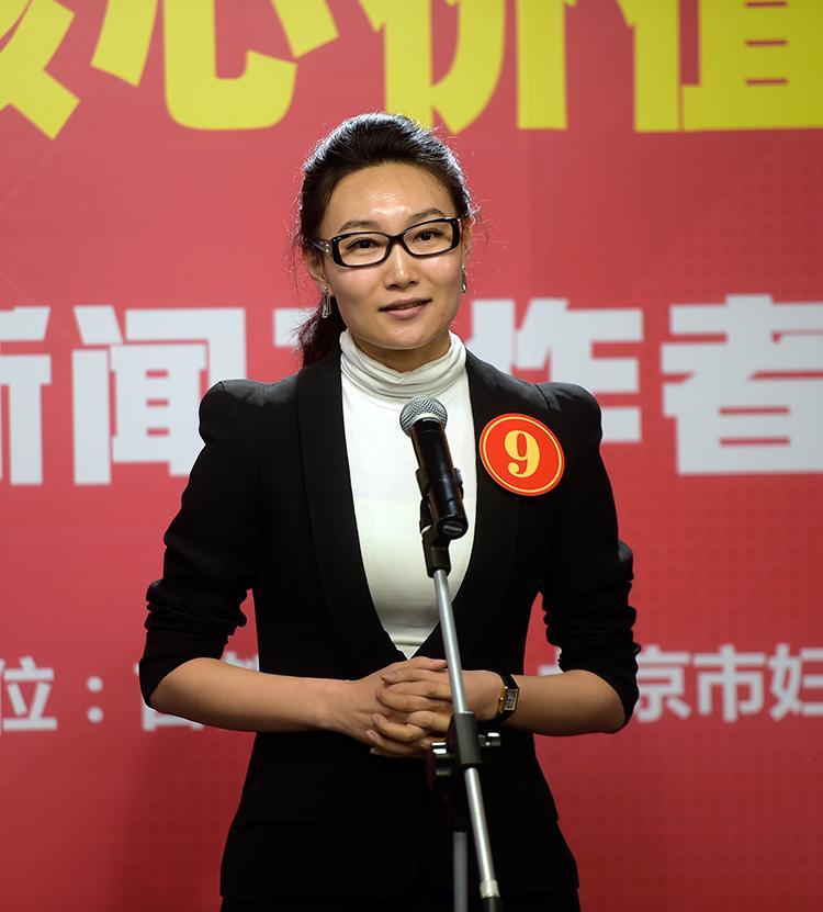 央视主持人李梓萌,竟然戴了13年假发,去掉假发后之后惊艳全网