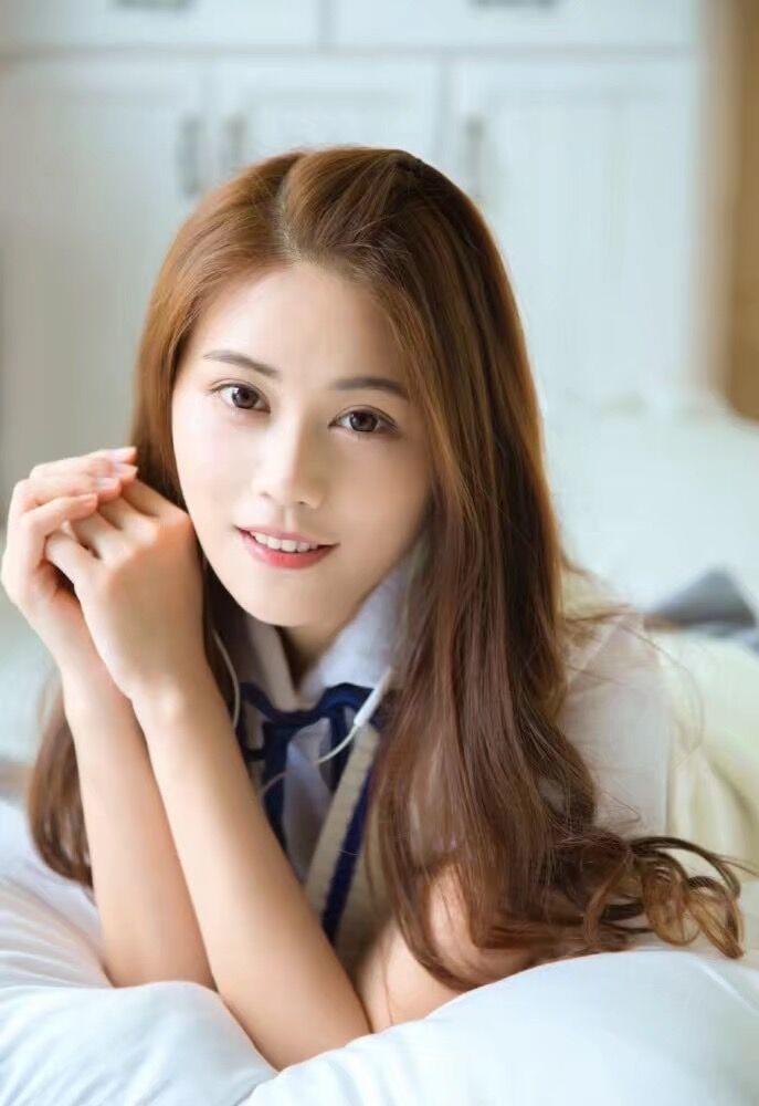 气质美女娇小玲珑楚楚动人