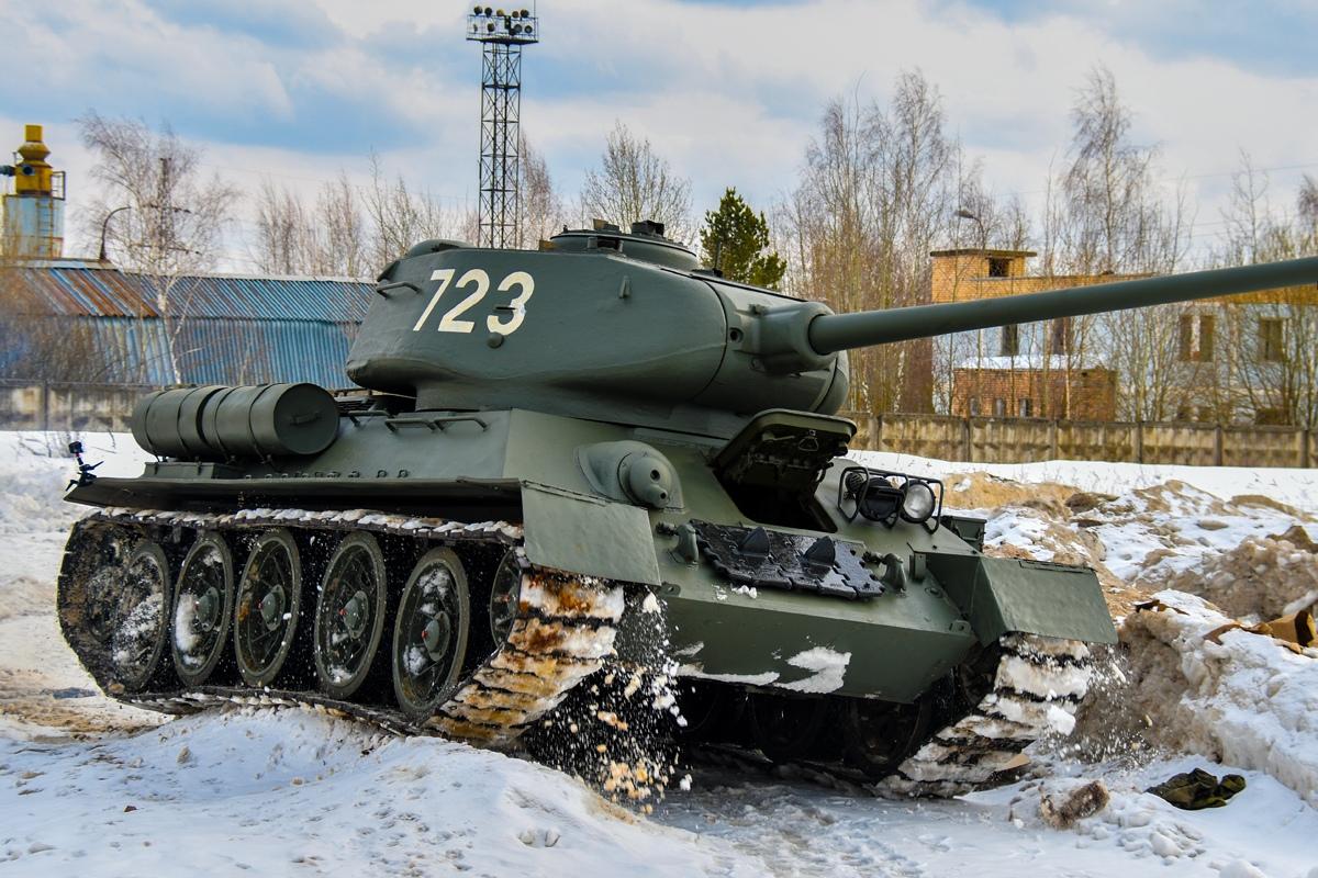 当年的t-34/85就像是这样,在坦克厂生产出来后就马上交到了红军战士