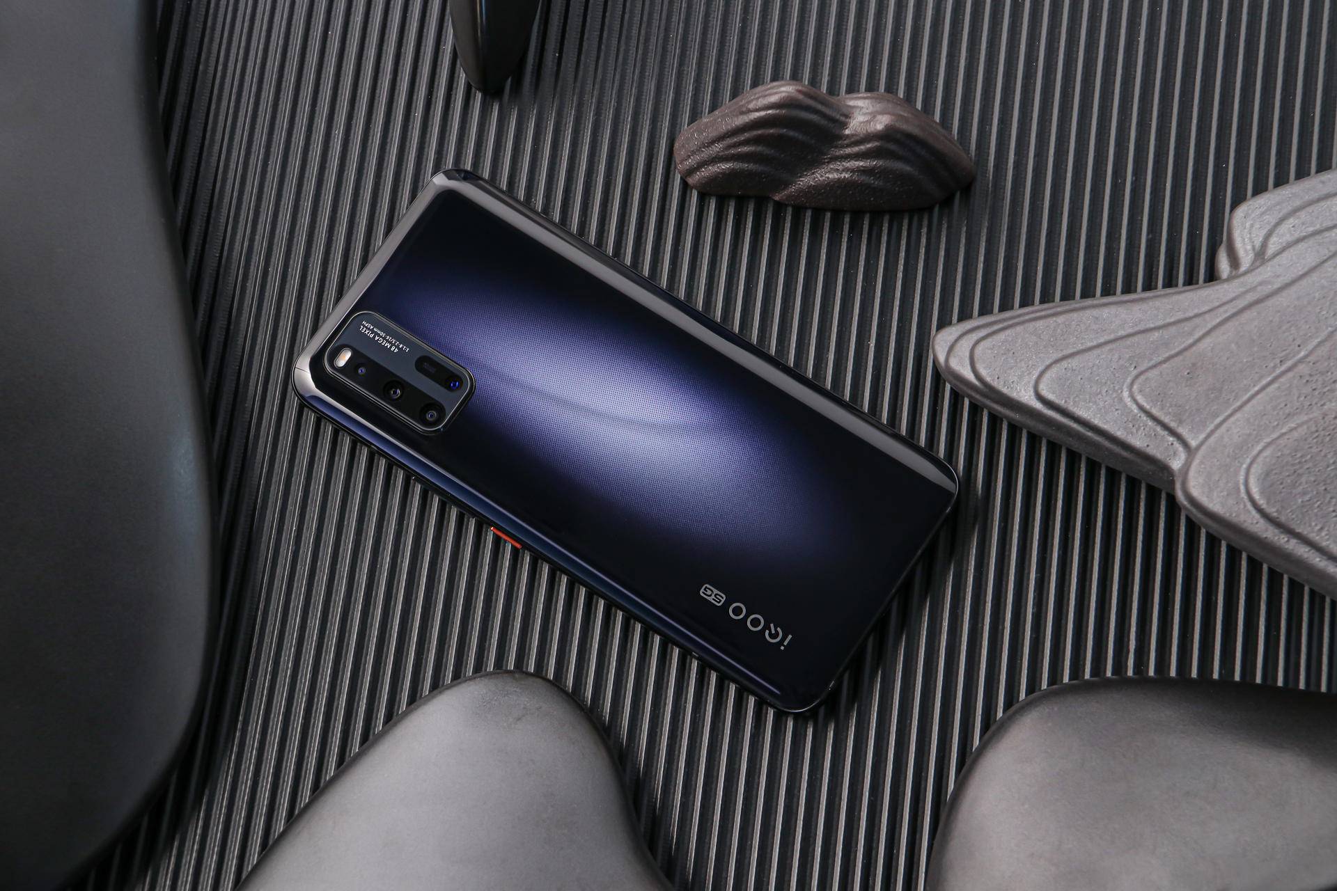 iqoo3上手体验颜值性能与体验兼顾的跑分怪兽