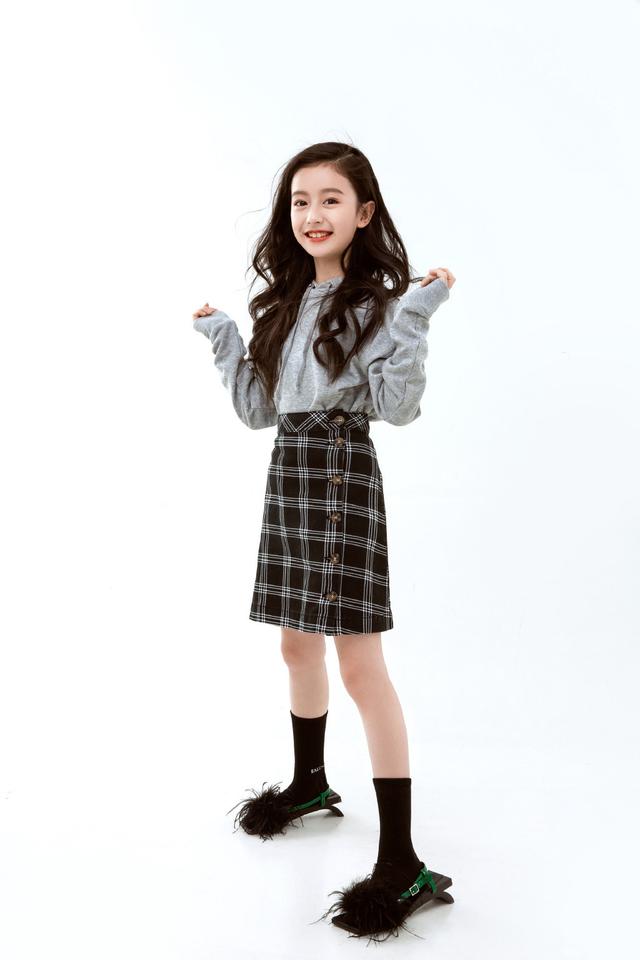 因为"逆天颜值"被禁止整容的童模裴佳欣,穿学院风套