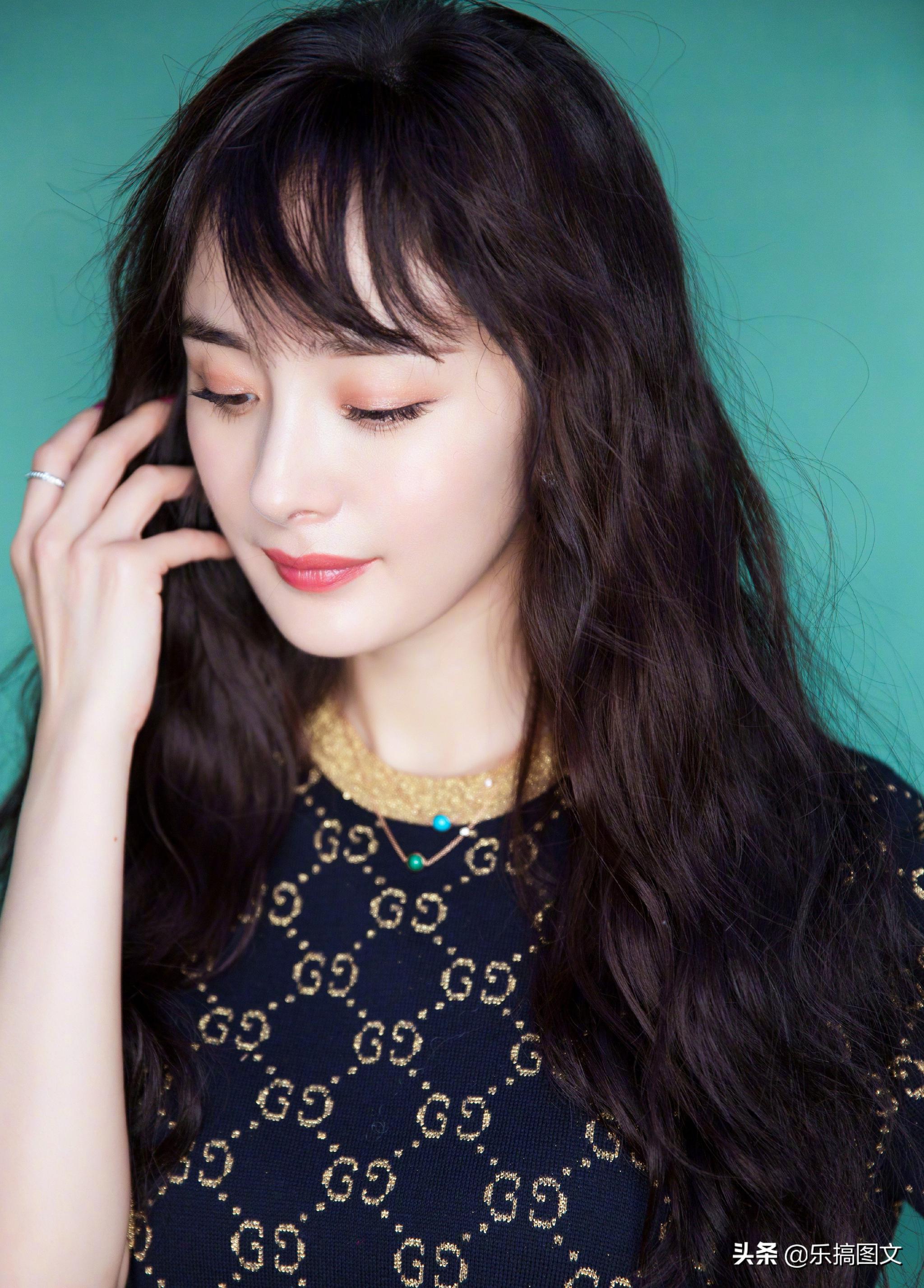 杨幂齐刘海卷发造型妩媚动人魅力十足