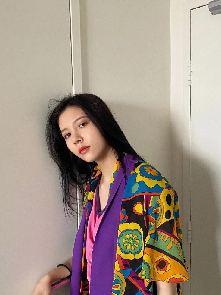 宋妍霏也学泫雅,穿"奶奶风"碎花装,老人装反而很减龄?