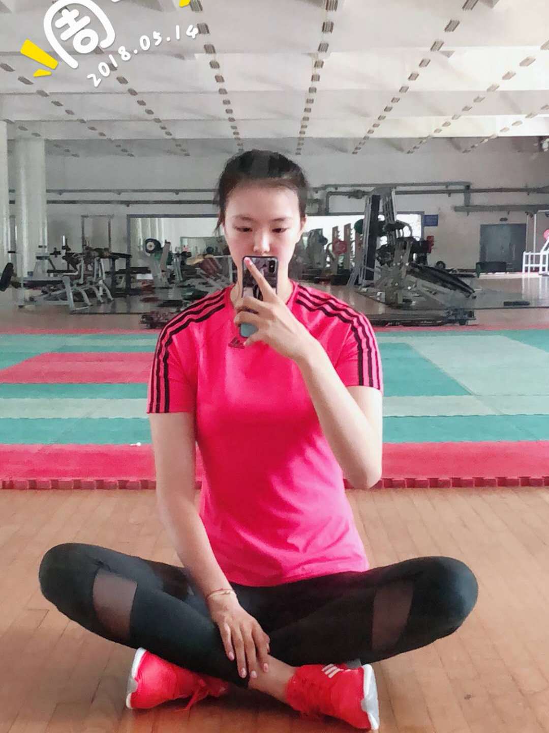 张常宁训练无惧走光秀一字马,身材高挑有型,大白腿太吸睛!