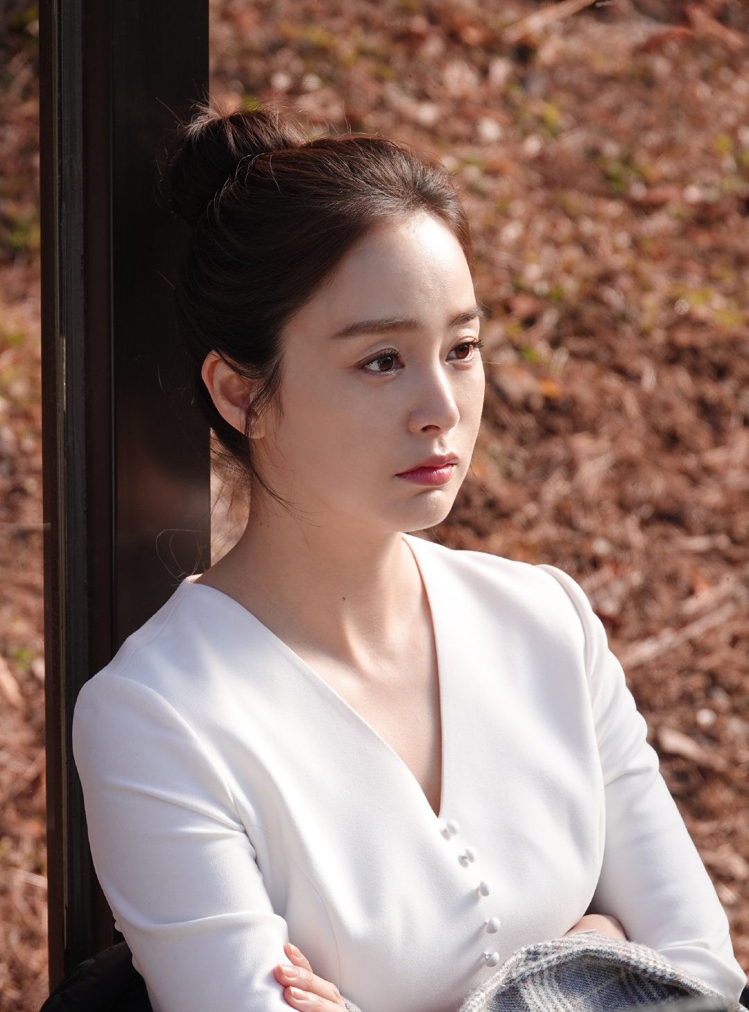 金泰熙婚后首部剧,扎丸子头穿粉色大衣