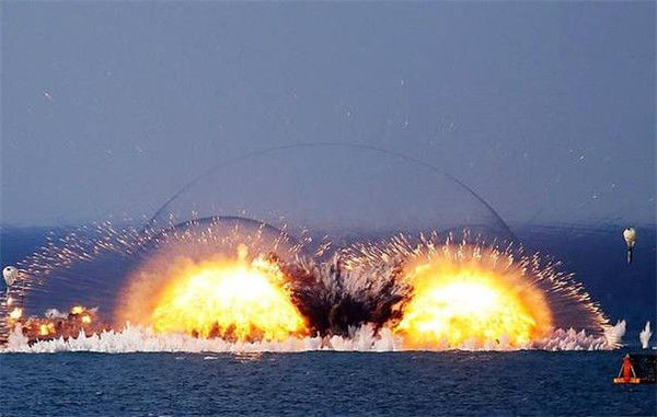 比如白磷弹,一旦爆炸,大量白磷便会四散爆发,众所周知,白磷的燃点非常