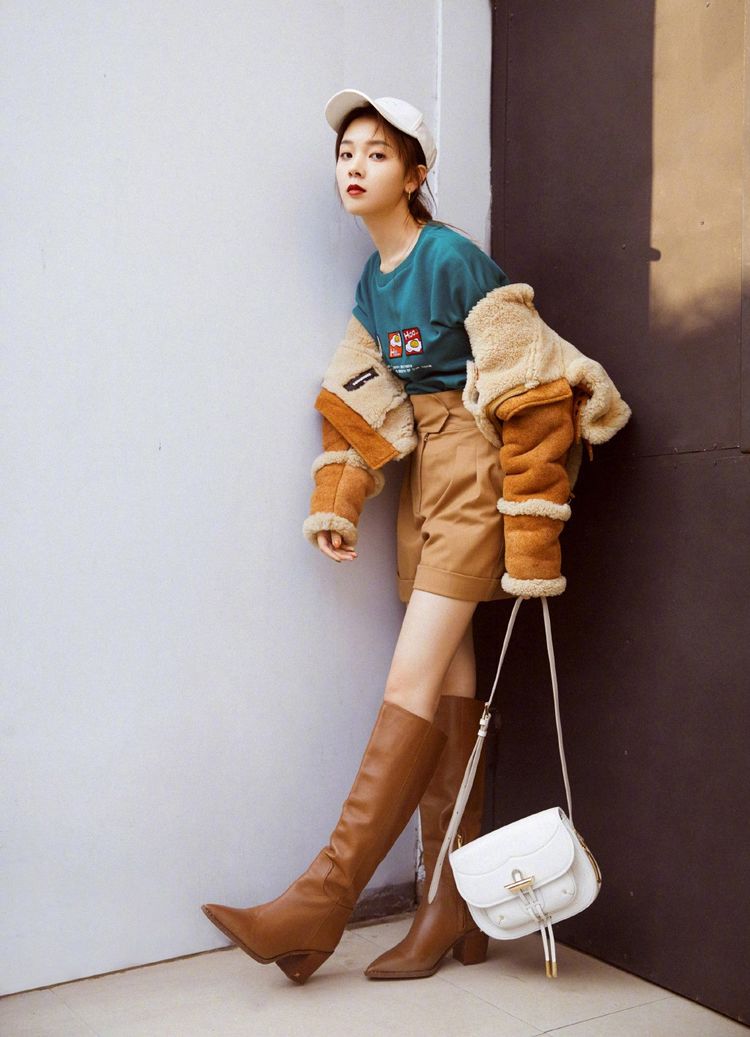 陈瑶杂志照更新,棕色毛绒外套搭短裤皮靴出镜,棒球帽增加青春感