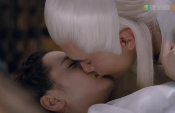 热巴与高伟光拍吻戏一直捂着脸不让吻高伟光暗示自己冷静