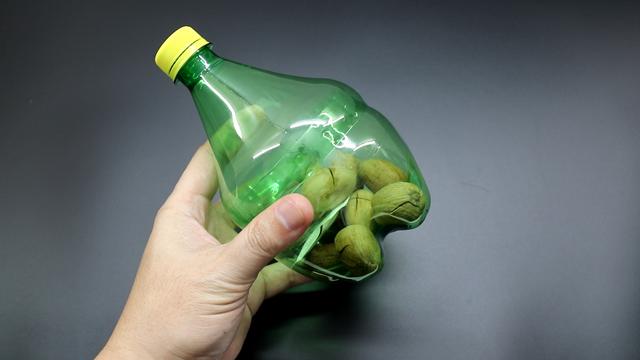 空的塑料瓶一个别丢,简单制作下,在生活中还是有作用的
