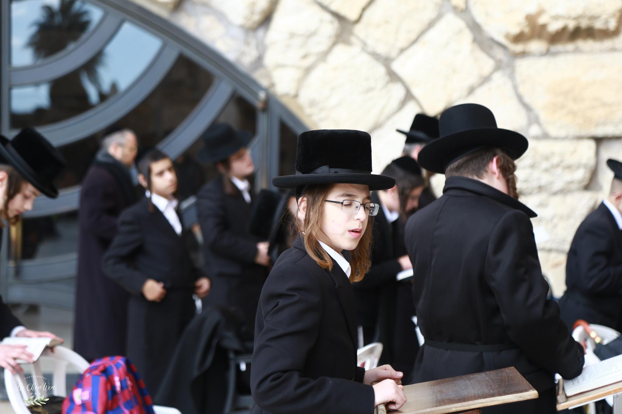 圣殿不复存在,只留下一面墙,犹太人便将此哭墙看成是他们最神圣最重要