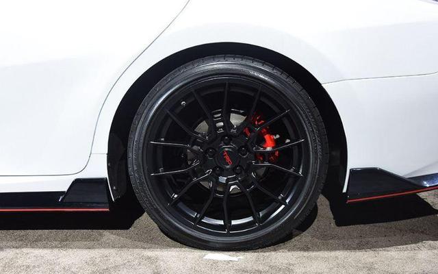 2020款丰田凯美瑞trd,搭载3.5升v6发动机,匹配8速变速箱