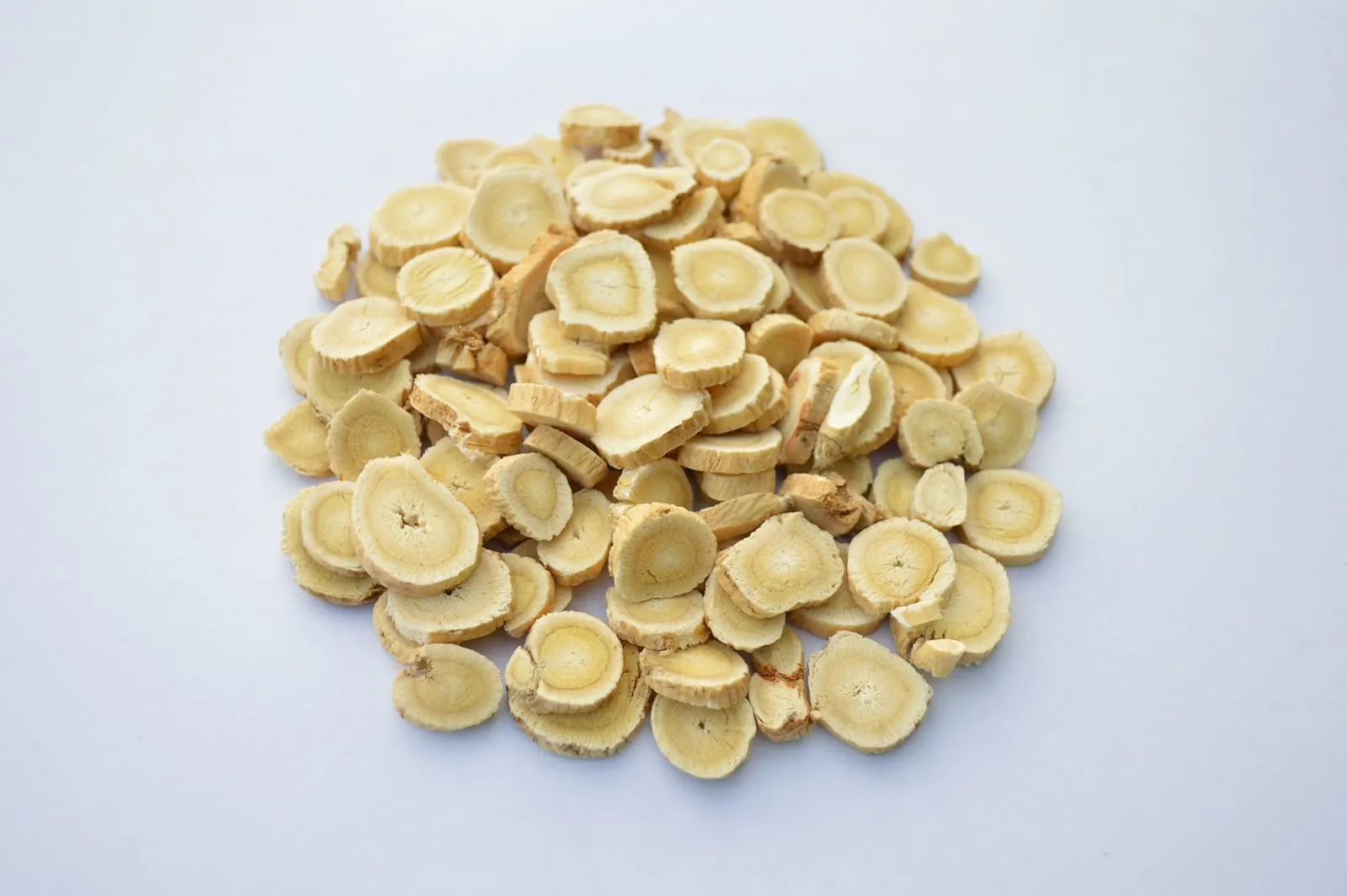 经常用黄芪泡水喝男人身体会收获3个好处你知道吗