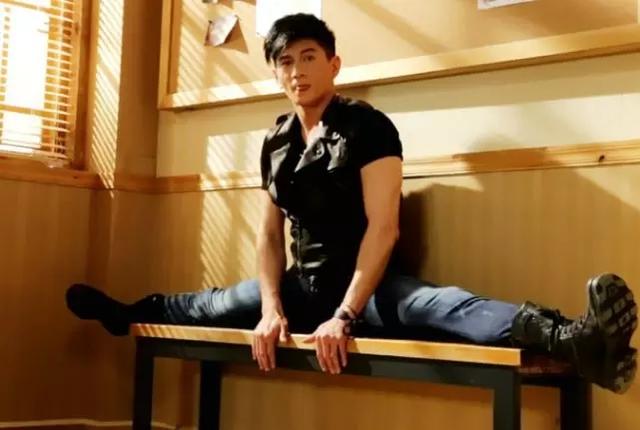 男星挑战一字马宝强轻松杨洋霸气看到王一博捂住眼睛