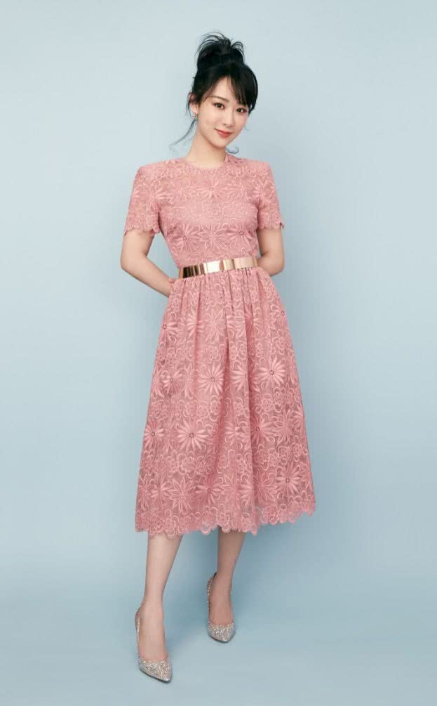 杨紫身上穿了一身黑白配的穿搭,上衣穿了白色的雪纺衬衫