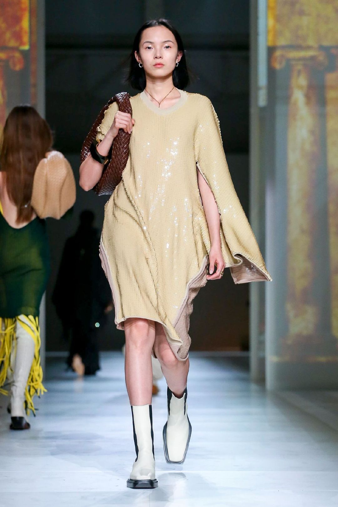 雎晓雯真是"最佳身材",撞色毛衫搭束腿裤时髦,小露