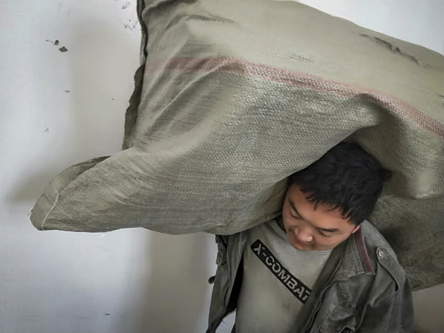 男子掏空家产凑彩礼终娶漂亮媳妇,婚后才发现苦力钱也被偷偷转走