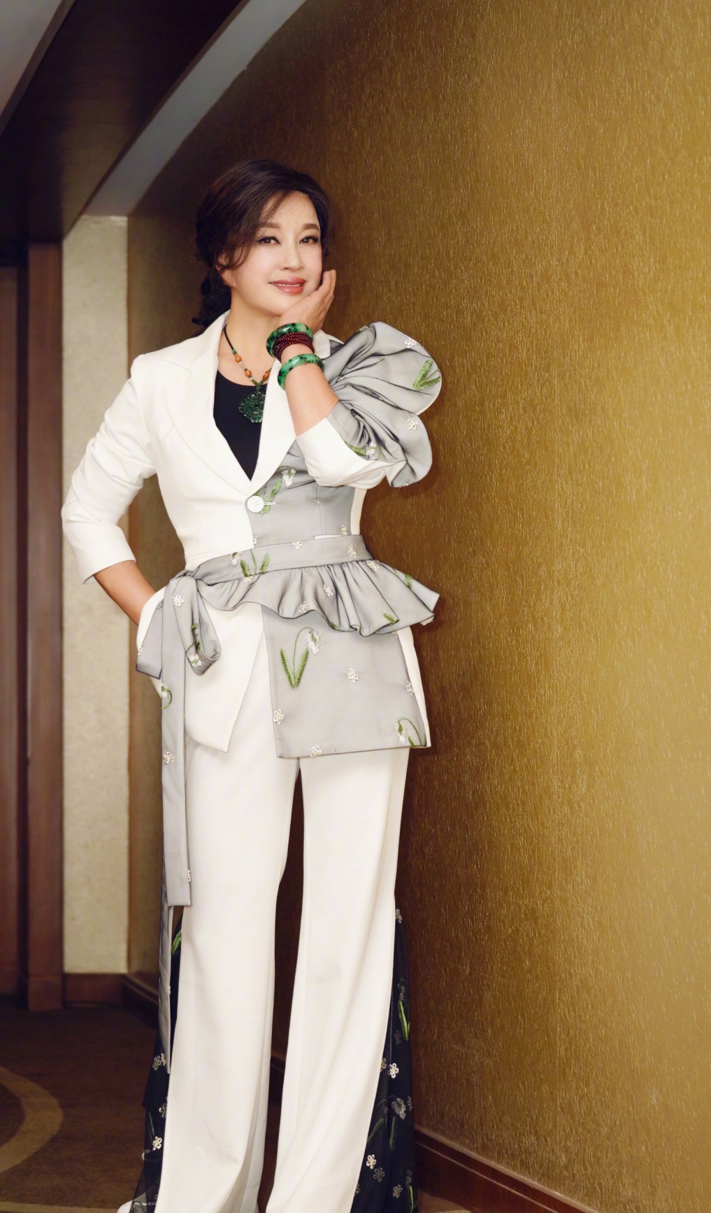 刘晓庆不服老,白色西装拼接碎花真时尚,穿衣优雅67岁还是不显老|刘晓