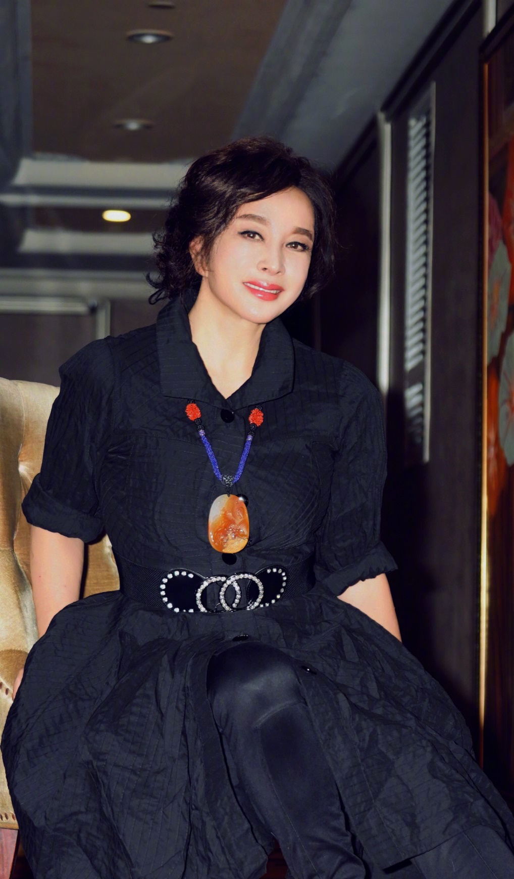 刘晓庆不服老,白色西装拼接碎花真时尚,穿衣优雅67岁还是不显老|刘晓