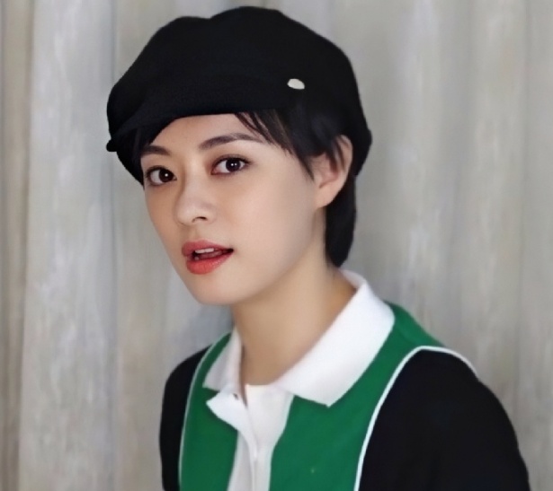 照片中 ,孙俪头戴贝雷帽身穿拼色针织衫,一身装扮尽显清纯可爱