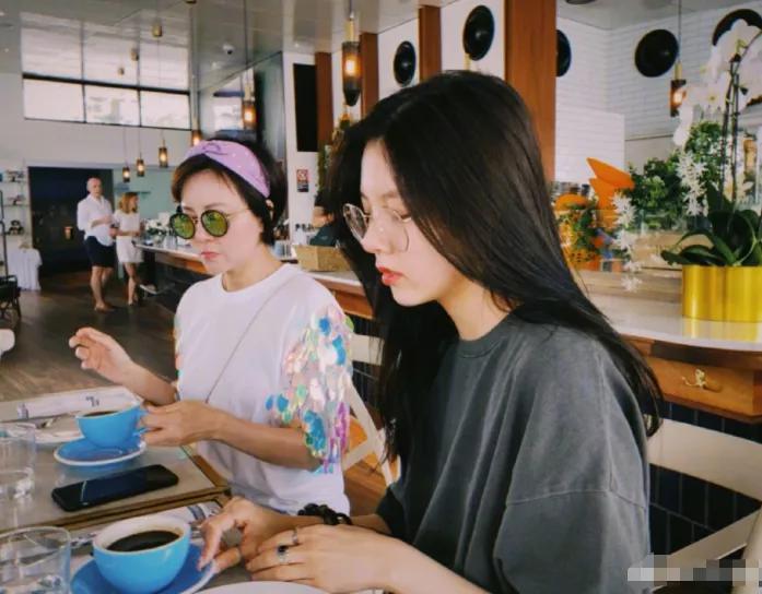 宋妍霏一家度假妈妈衣着时髦不输女儿母女同框好像姐妹花