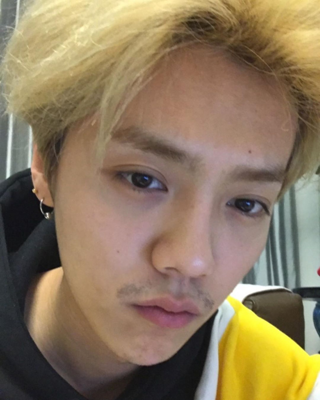 鹿晗素颜留胡渣玩自拍,被网友称赞很"man"!