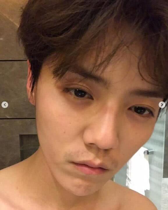 鹿晗晒宅家自拍胡子拉碴发型凌乱豪宅内景首曝光风格复古典雅