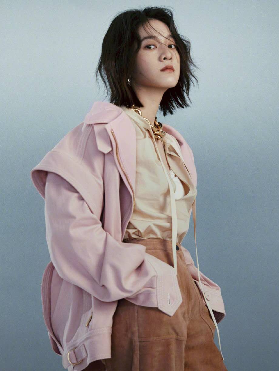 "胡辣汤女孩"张雪迎,穿黑色系轻熟风,真像黑化后的"渣女"