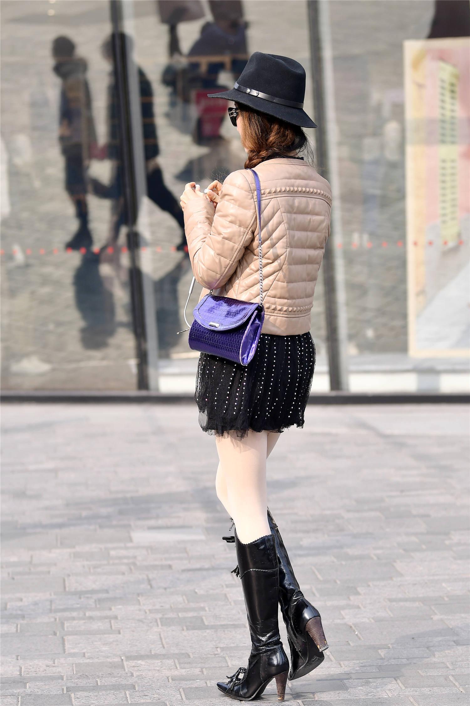 漆皮的高跟长靴,有着牛仔靴的风格,要是换一顶牛仔帽更好看