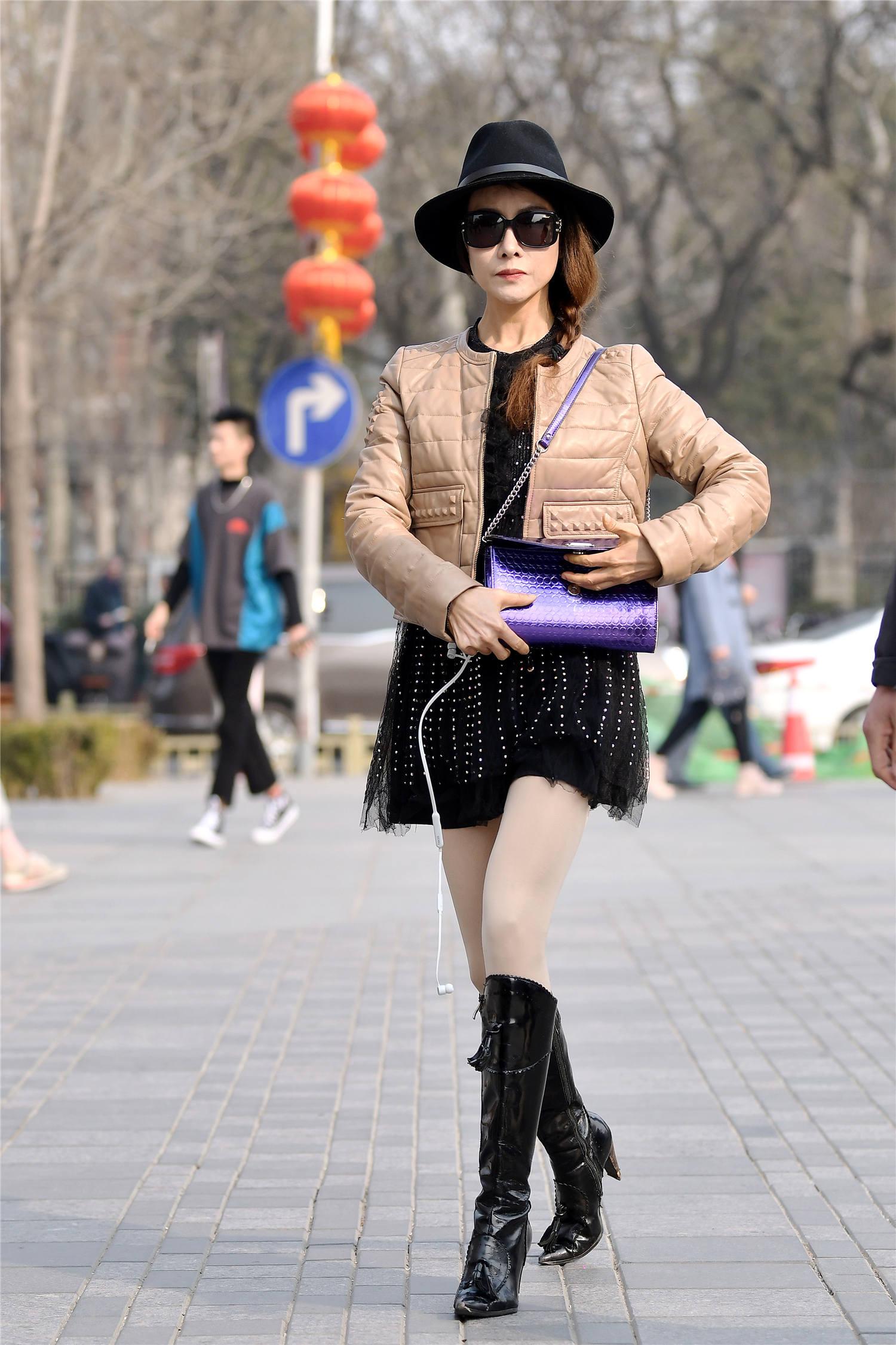 漆皮的高跟长靴,有着牛仔靴的风格,要是换一顶牛仔帽更好看