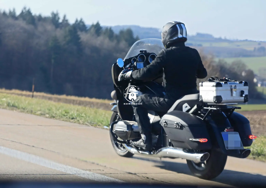 宝马r18美式旅行摩托路试照曝光有望在7月份正式公布