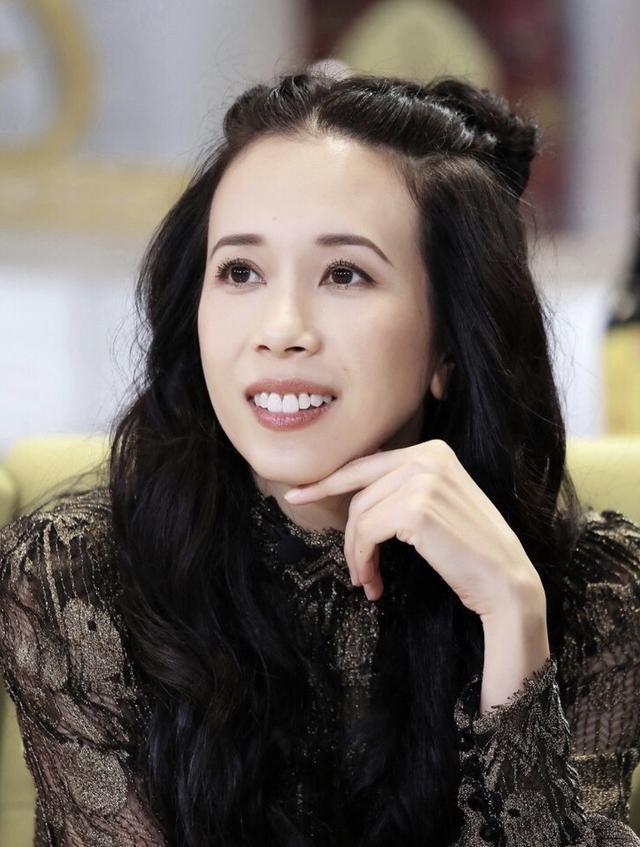 莫文蔚晒素颜自拍,眉毛只有一半但丝毫不显老